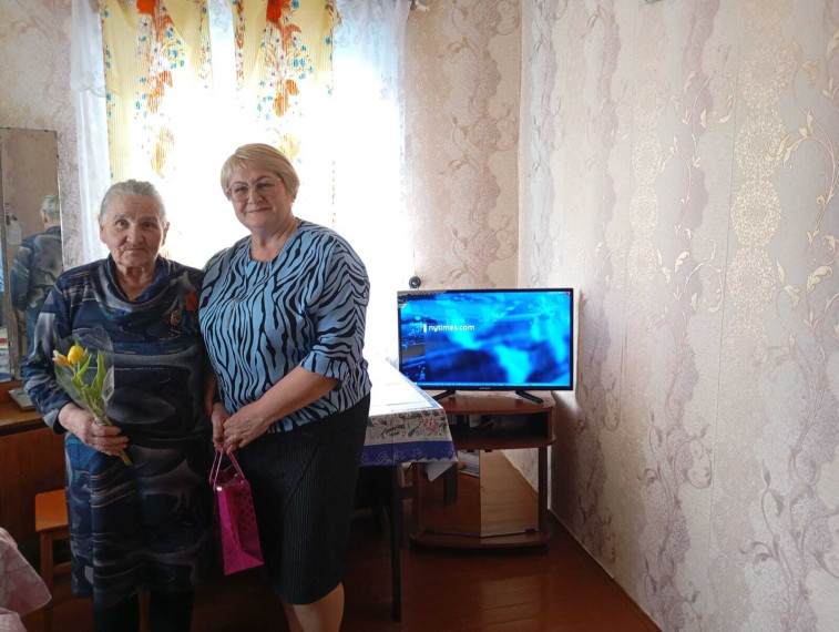 Глава Терновского сельского поселения поздравила и вручила памятный подарок вдове участника ВОВ. Глава Терновского сельского поселения поздравила и вручила памятный подарок вдове участника ВОВ.
