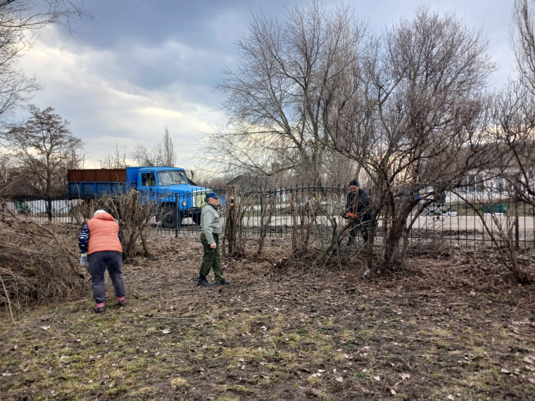 14 марта на территории Сквера в п. Терновский прошел субботник.. 14 марта на территории Сквера в п. Терновский прошел субботник..